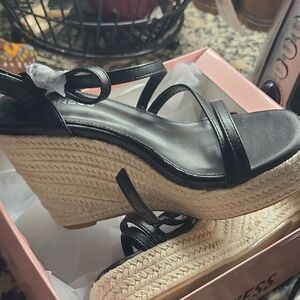 NEW IN BOX BERNESS Roma Black and Tan Wedge Sandals